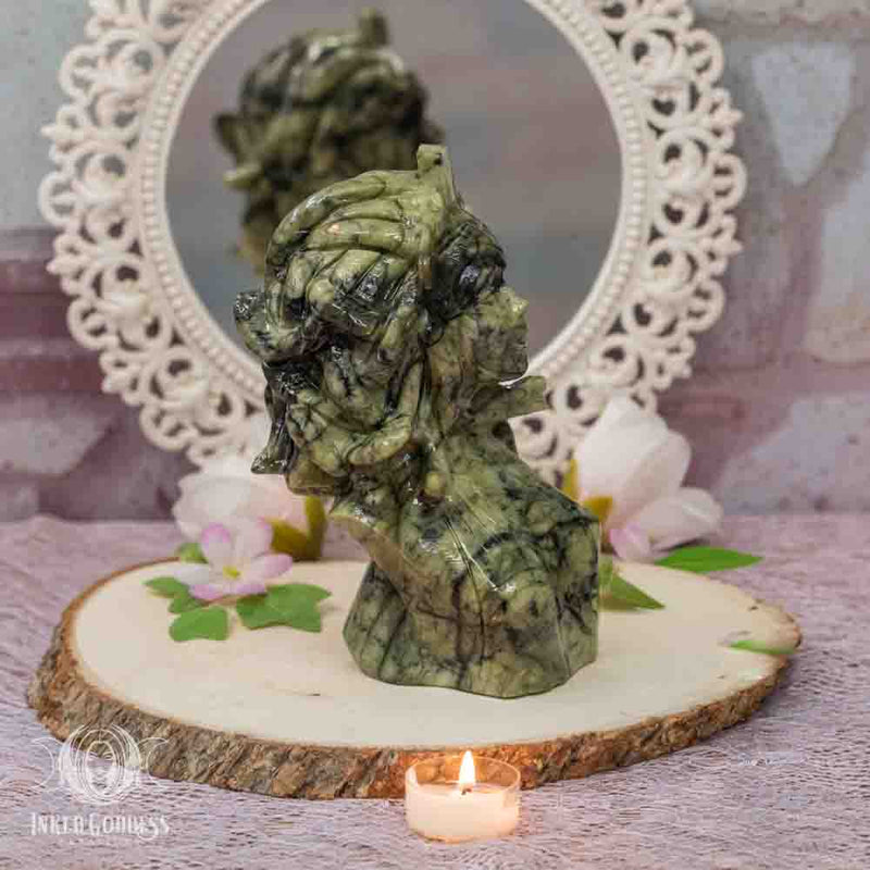 Load image into Gallery viewer, Green Jade Medusa Bust for Women's Healing
