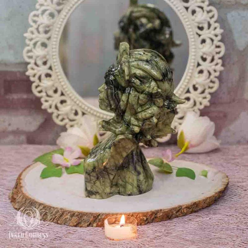 Load image into Gallery viewer, Green Jade Medusa Bust for Women's Healing
